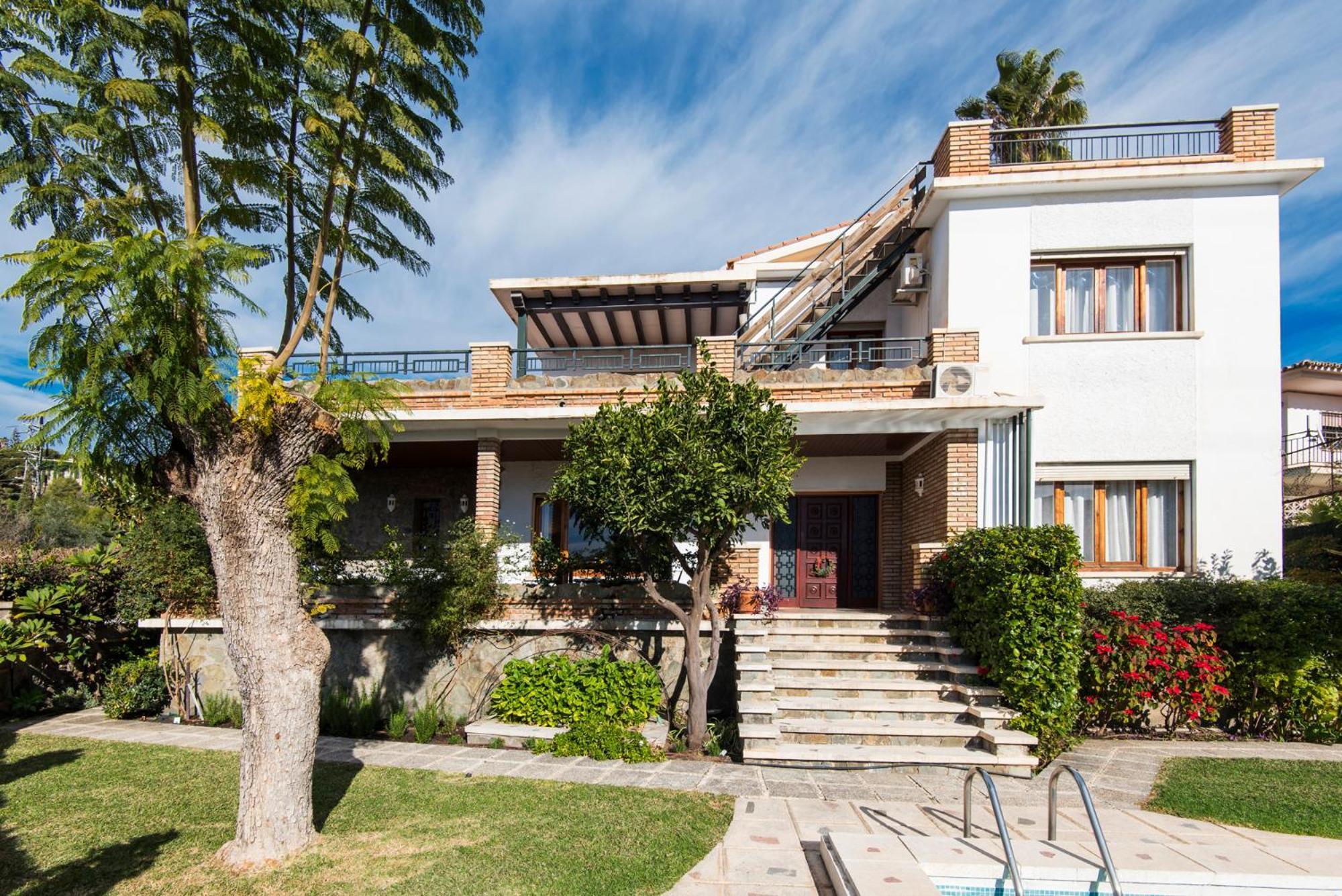 Queen Of The Ocean Villa: Stately Style House With Pool Holiday home *
